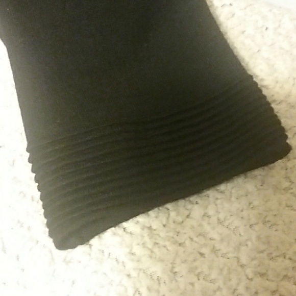 Beautiful burgundy and black dress - Picture 4 of 4